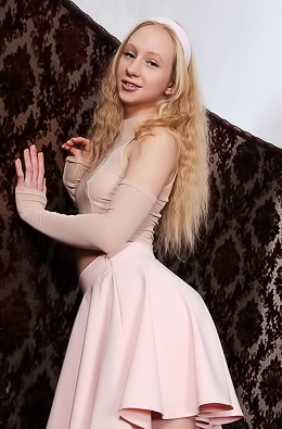 Alice Blue Flaunting Her Sexy Ass As She Starts To Undress